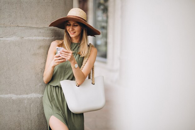 Femme, chapeau, vacances, conversation, téléphone