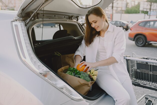 Femme, charger, electro, voiture, électrique, essence, station