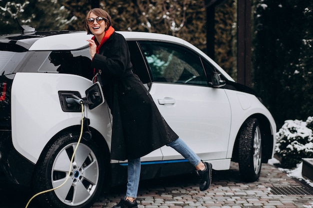 Femme, charger, electro, voiture, maison