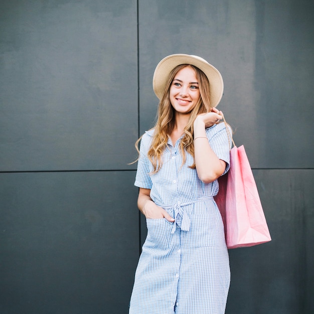 Femme charmante avec achat en sac