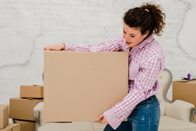 Femme charmante avec boîte en carton