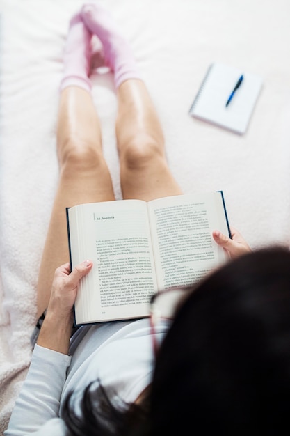 Femme en chaussettes, lecture de livre