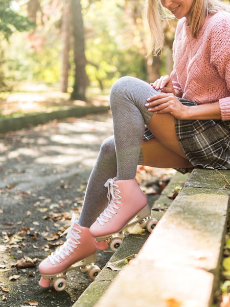 Femme, chaussettes, patins à roulettes, sourire