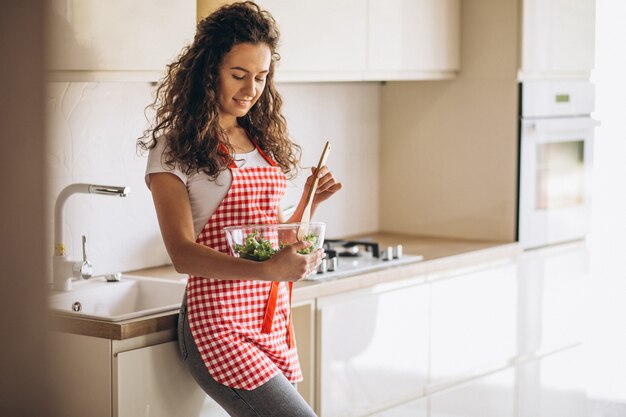 Femme, chef, confection, salade, cuisine