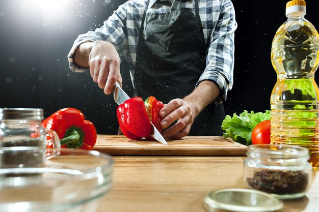 Femme chef coupant des légumes frais