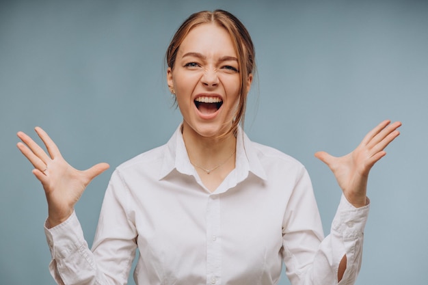 Photo gratuite femme en chemise blanche montrant des émotions sur bleu