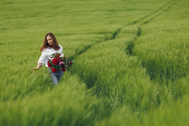 Femme en chemise bleue dans un champ d'été