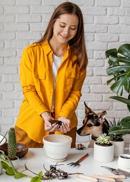 Femme en chemise jaune jardinage à l'intérieur