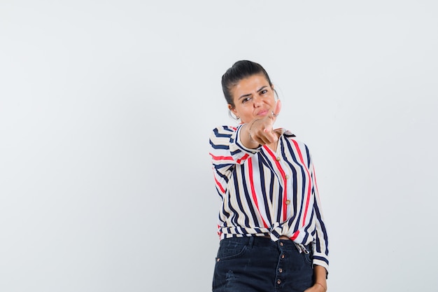 Femme en chemise, jupe pointant vers l'avant et à la confiance