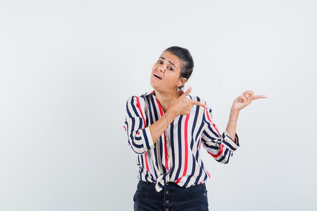 Femme en chemise, jupe pointant vers le côté droit et à la réflexion