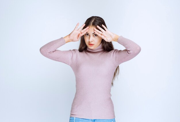 femme en chemise violette a l'air terrifiée ou effrayée.