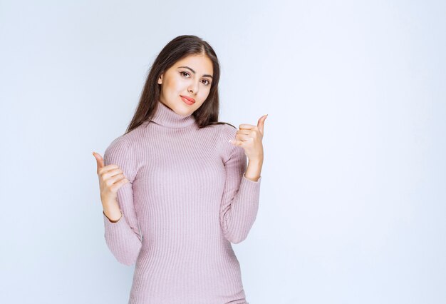 femme en chemise violette demandant un appel.