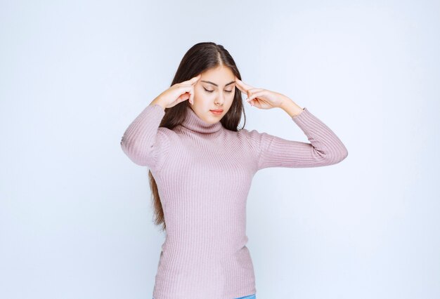 femme en chemise violette pensant et analysant.