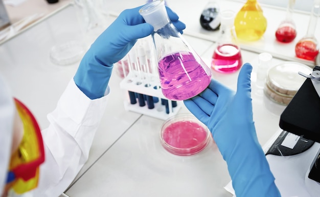 Photo gratuite une femme chercheuse médicale ou scientifique ou femme médecin regardant un tube à essai