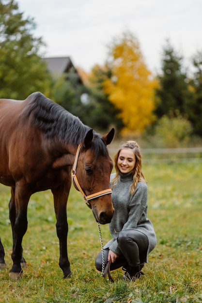 Femme sur un cheval au rancho. Équitation, temps de passe-temps. Concept d'animaux et d'humains