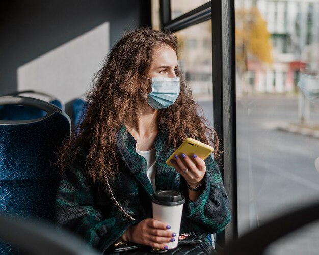 Femme, à, cheveux bouclés, tenue, téléphone portable, et, café