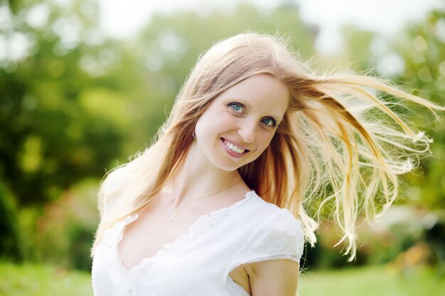 Femme à cheveux long positif