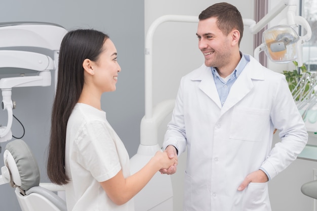 Femme chez le dentiste