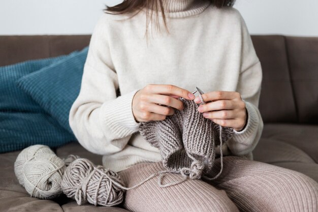 Femme, chez soi, tricot, gros plan