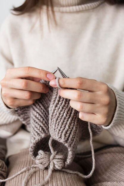 Femme, chez soi, tricot, gros plan