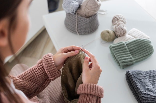 Femme, chez soi, tricot, gros plan