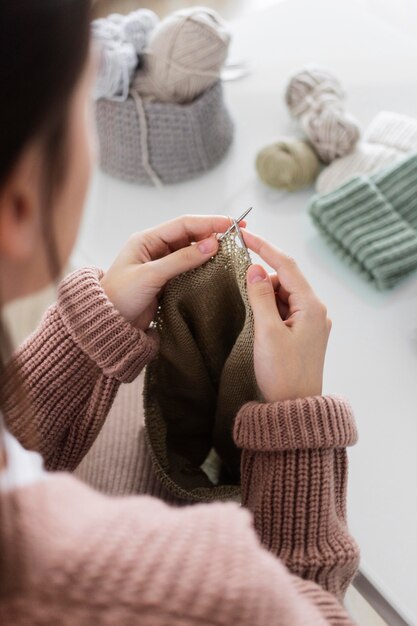 Femme, chez soi, tricot, gros plan