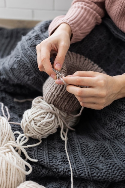 Femme, chez soi, tricot, gros plan