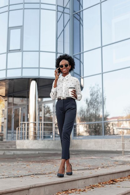 Femme chic à faible angle parlant au téléphone