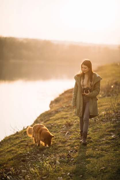 Femme, chien, appareil photo