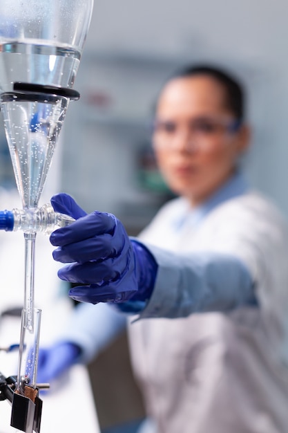 Photo gratuite femme chimiste spécialiste travaillant à une expérience de biochimie à l'aide d'outils de biologie professionnels