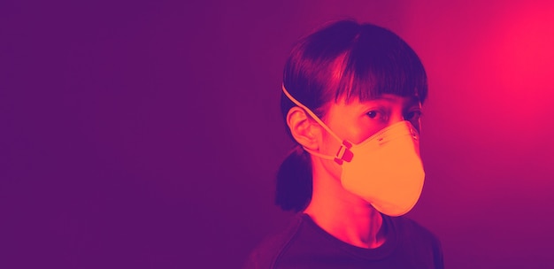 Femme chinoise d'âge moyen d'asie portant un masque médical n95 qui aide à la prévenir ou à la protéger