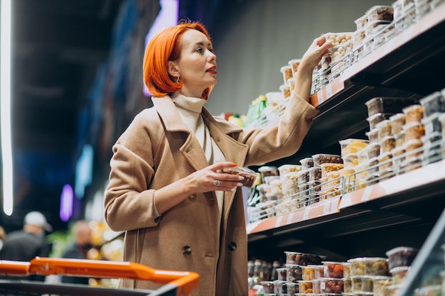 Femme choisissant des produits au super marché