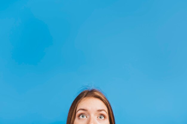 Femme choquée avec espace de copie
