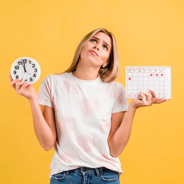 Femme choquée, levée et triste