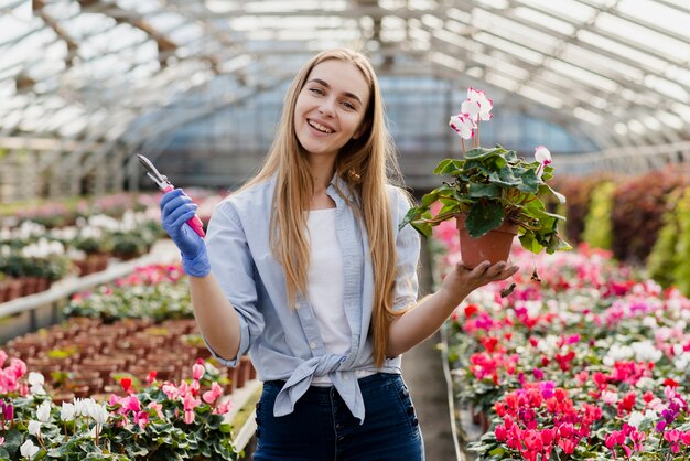 Femme avec des ciseaux de jardinage en prenant soin de fleurs