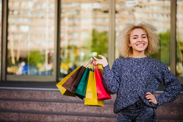 Femme client avec sacs en papier