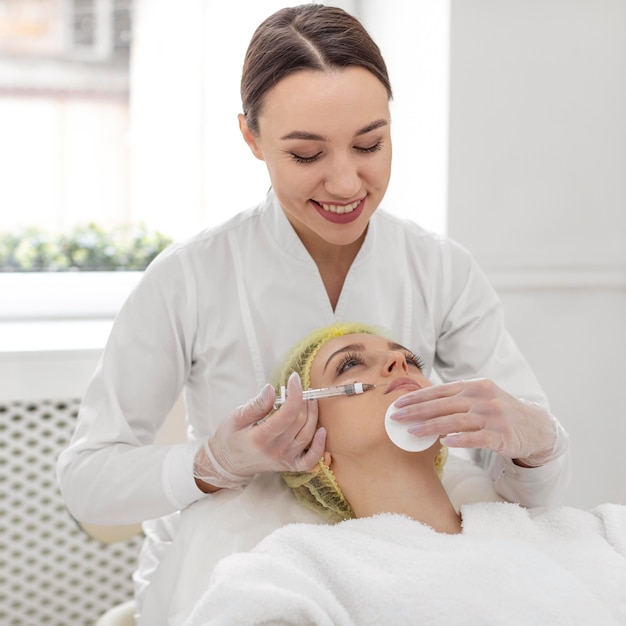 Femme à la clinique de beauté pour un traitement de beauté