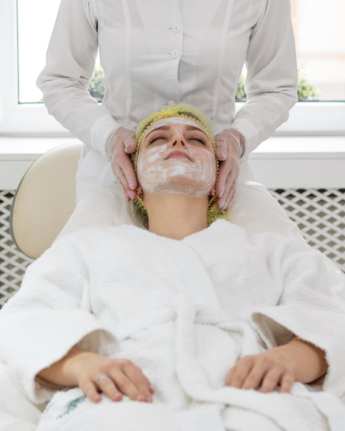 Femme à la clinique de beauté pour le traitement du visage