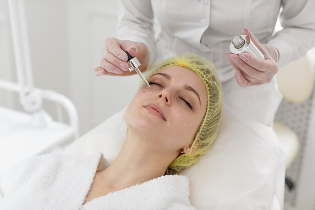 Femme à la clinique de beauté pour le traitement du visage