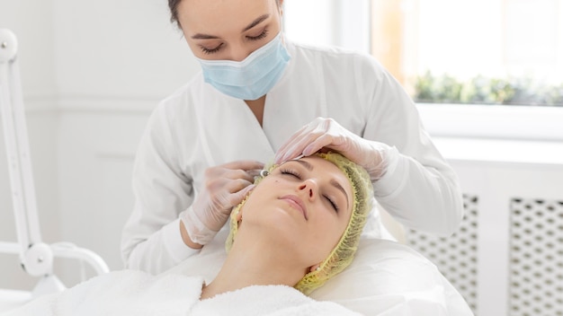 Femme à la clinique de beauté pour un traitement de remplissage