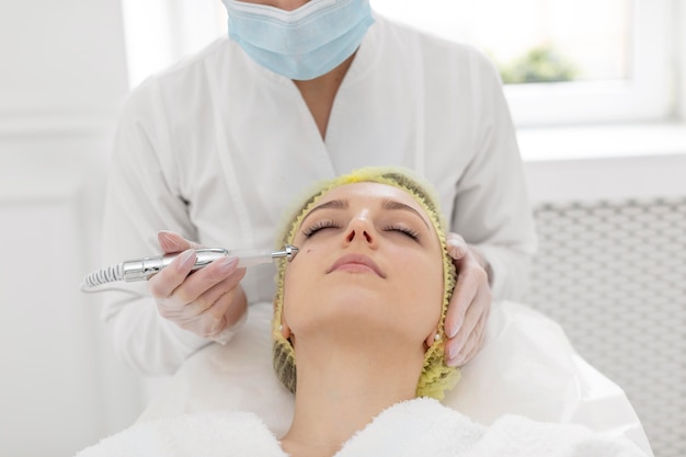 Femme à la clinique de beauté pour un traitement de remplissage