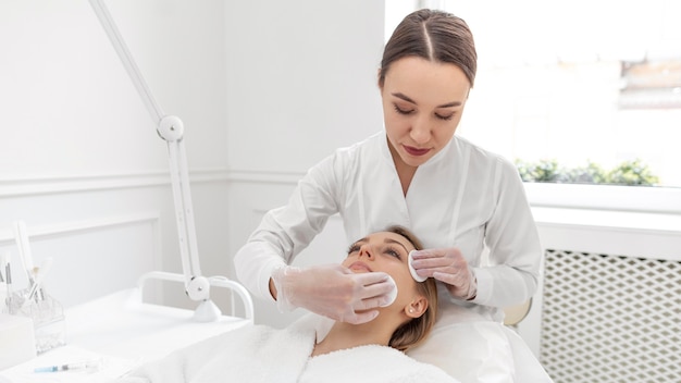 Femme à la clinique de beauté pour le traitement