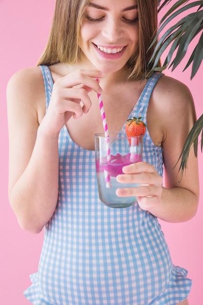 Femme avec cocktail d&#39;été