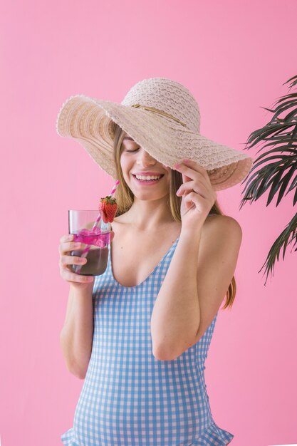 Femme avec cocktail d&#39;été