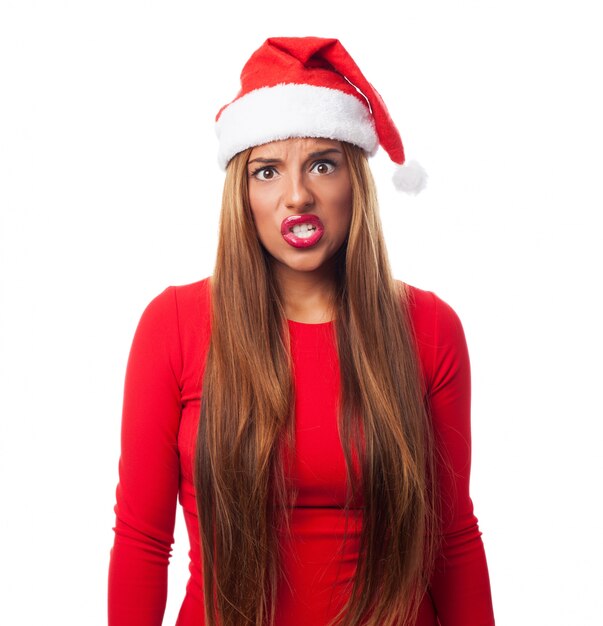 femme en colère avec le chapeau de père noël