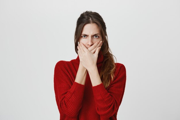 Femme en colère fronçant les sourcils, bouche fermée