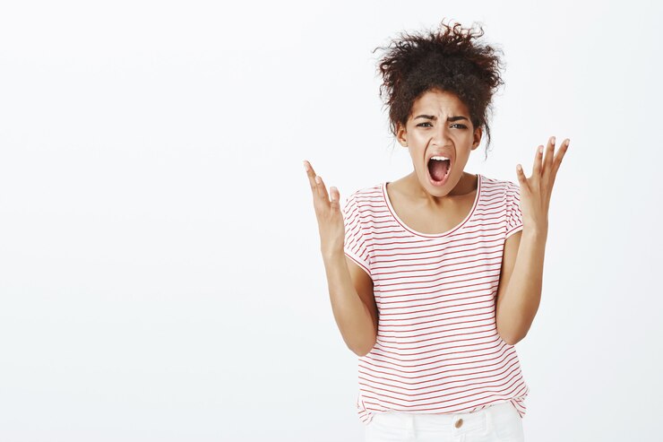 Photo gratuit femme en colère mécontente avec une coiffure afro qui pose en studio