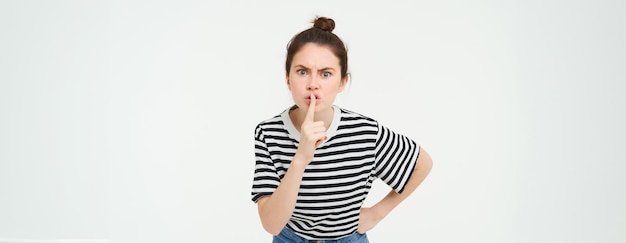 Photo gratuite femme en colère taire silence à vous appuyer le doigt sur les lèvres dit de garder le silence discuter gronder quelqu'un