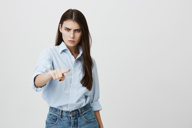 Femme en colère vous condamner ou vous accuser, pointer du doigt fou