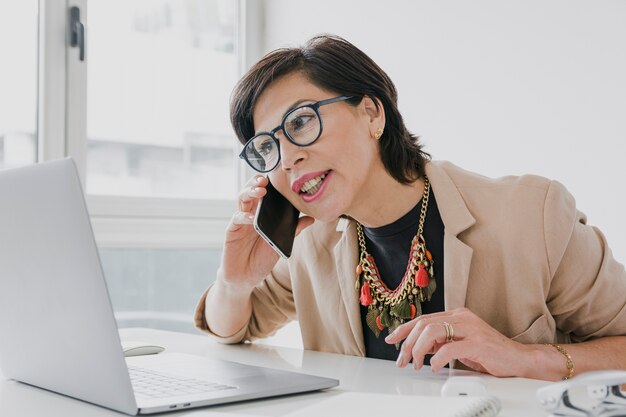 Femme, collier, conversation, téléphone, bureau